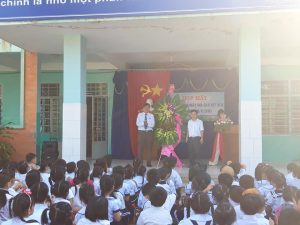 Đại diện UBND huyện tặng lẵng hoa chúc mừng