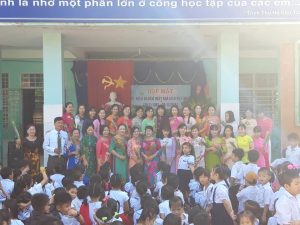 Học sinh tặng hoa tri ân thầy cô