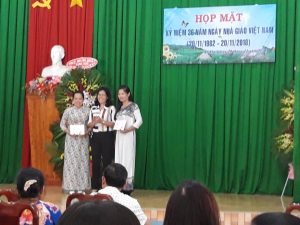 Nhận kỉ niệm chương Vì sự nghiệp giáo dục