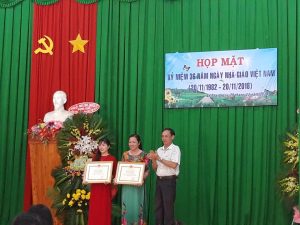 Trao tặng bằng khen của UBND tỉnh