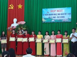 Ông Bùi Văn Bảo - chủ tich UBND xã trao giấy khen của xã cho các đ/c có thành tích tiêu biểu